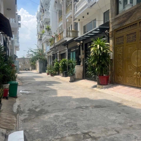 Nhà 64 m2  4 lầu Lê Trọng Tấn Bình Tân 